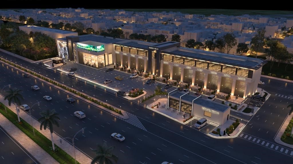 تم إختيار هذا الموقع بعناية فائقة حيث أن المنطقة تتطلب وجود مراكز تسوق تجارية لخدمة المنطقة وماحولها ومن هنا إنطلقت مبادرة شركة الدارة لتكون من رواد المشاريع النوعية في هذه المنطقة.
 
يُشيّد الدارة هيلز وفق نمط معماري عصري فريد من نوعه بالمملكة، وذلك على مساحة ستة آلاف وخمسمائة متر مربع. ومن المقرر أن يضم العديد من العلامات التجارية الشهيرة بكافة الأنشطة التجارية لجذب رواد الأعمال والمشاريع الرائدة، من محال تجارية متنوعة، مثل هايبر ماركت، مطاعم وكافيهات، بالإضافة إلى مكاتب إدارية.

ولتوفير مزيد من الراحة لرواده سيضم الدارة هيلز تسعين موقفًا للسيارات، منها مواقف مخصصة لذوي الاحتياجات الخاصة.