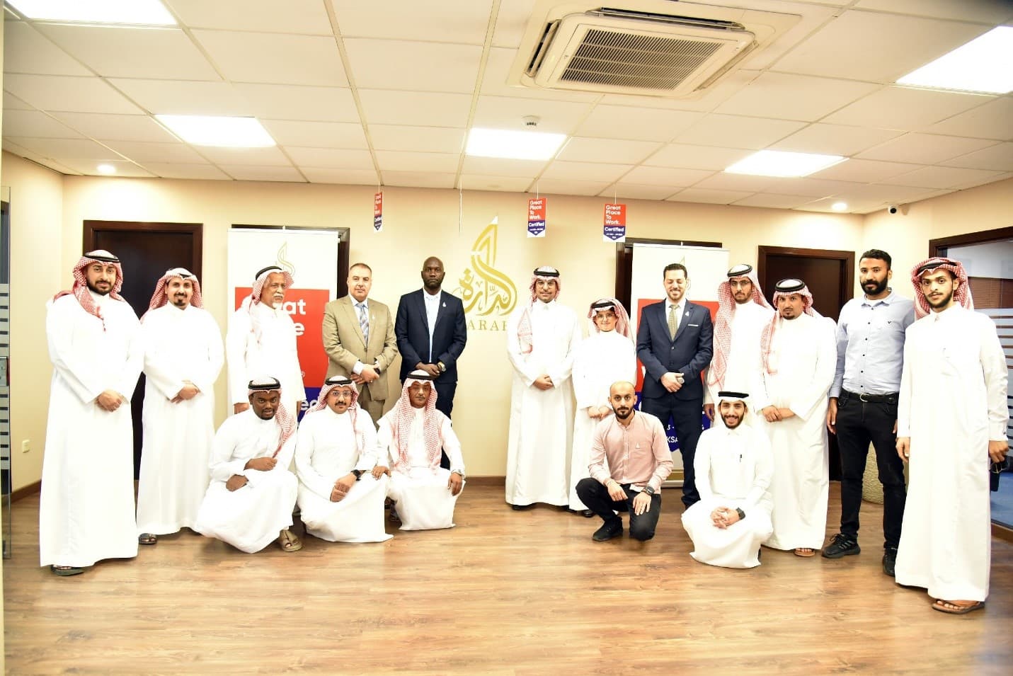 أحتفل منسوبي شركة الدارة للتطوير العقاري على حصولهم شهادة بيئة عمل رائعة من قبل ( Great Place To Work  ) إن حصول الشركة على هذه الشهادة يعكس التزامها بتوفير بيئة عمل آمنة ومريحة لموظفيها. حيث تم منح هذه الشهادة للشركة تقديرًا للجهود القوية والمستدامة التي قامت بها في تعزيز تجربة العمل لموظفيها والحفاظ على البيئة المحيطة.


وفي إطار جهودها، قامت الشركة بتحقيق مجموعة من المعايير والمتطلبات التي تضمن توفير بيئة عمل مريحة ومجديه. تشمل هذه الجهود امتثال الشركة للتشريعات واللوائح البيئية، وإدارة المخاطر، وتقديم فرص التدريب والتطوير المهني، وتعزيز الاتصال والشفافية في المؤسسة.

ومن شأن حصول الشركة على هذه الشهادة أن يساهم في تعزيز سمعتها في صناعة التطوير العقاري وجذب المواهب المهمة. كما أنه يعكس التزامها الثابت بالاستدامة والحفاظ على البيئة.